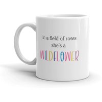 In Einem Feld Von Rosen Ist Sie Eine Wildflower Becher - Geburtstag-Geschenk-Becher Büro Kaffeebecher Damen-Becher-Mädchen-Becher Inspirierend von PrintedHearts