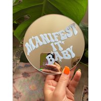 Manifest It Baby Mini Disc Spiegel - Viele Farben von PrintedWeird