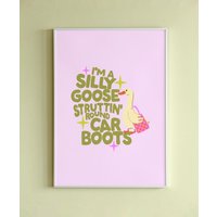 Silly Goose Struttin' Runde Autostiefel Wanddruck von PrintedWeird