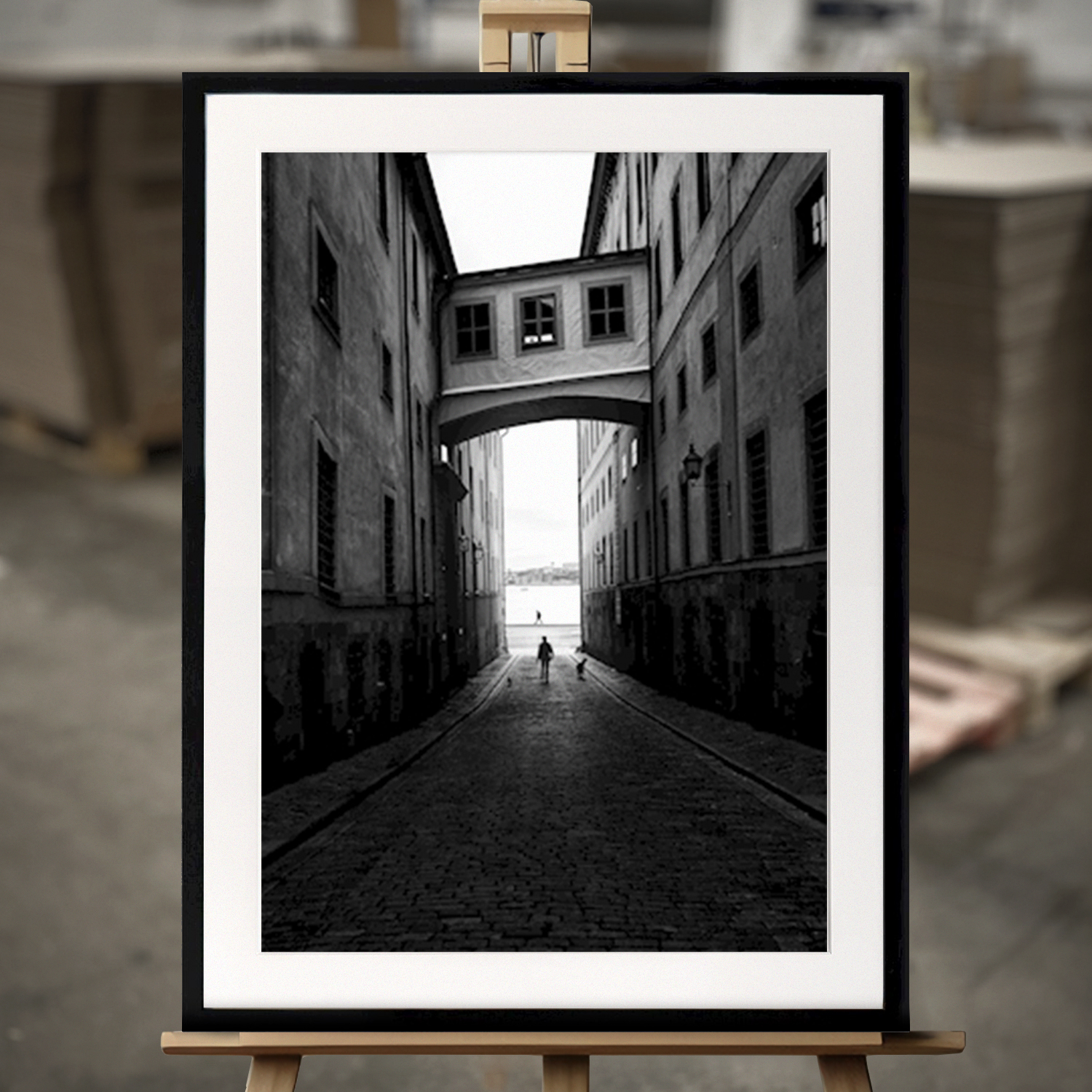 Fine Art "Mit den Hunden in der Altstadt spazieren gehen" - Print in 50x70 von Printler