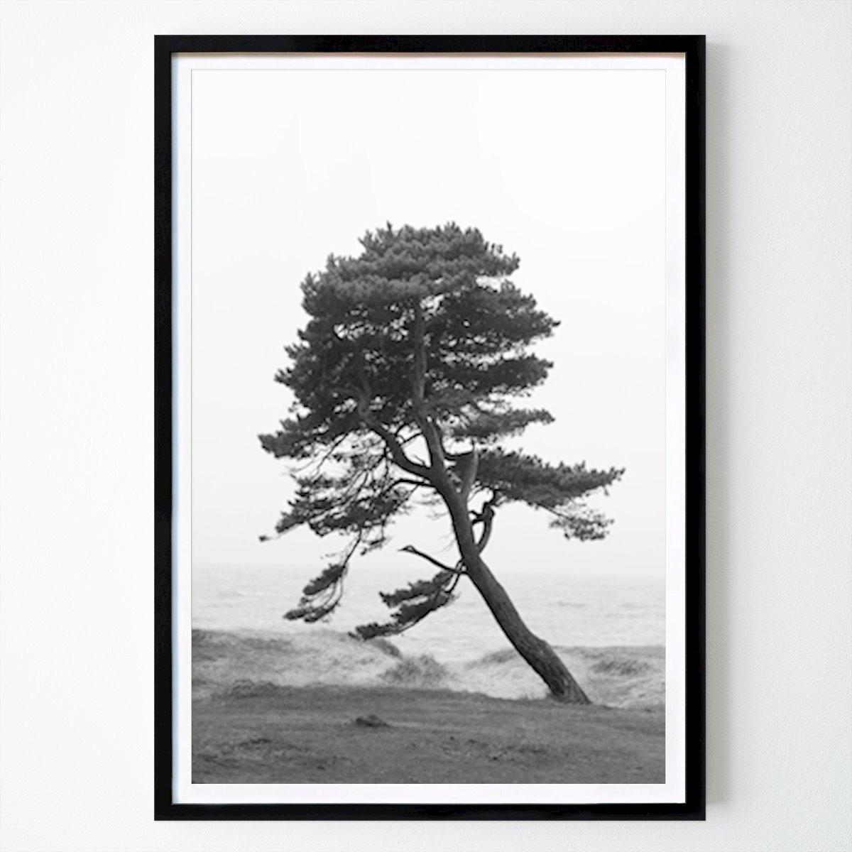 Poster: Der Baum am Strand 1 von Ruben Ershag von Printler