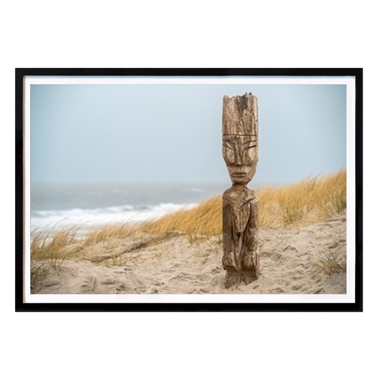 Poster: Holzfigur am Strand von Stephan Zaun von Printler