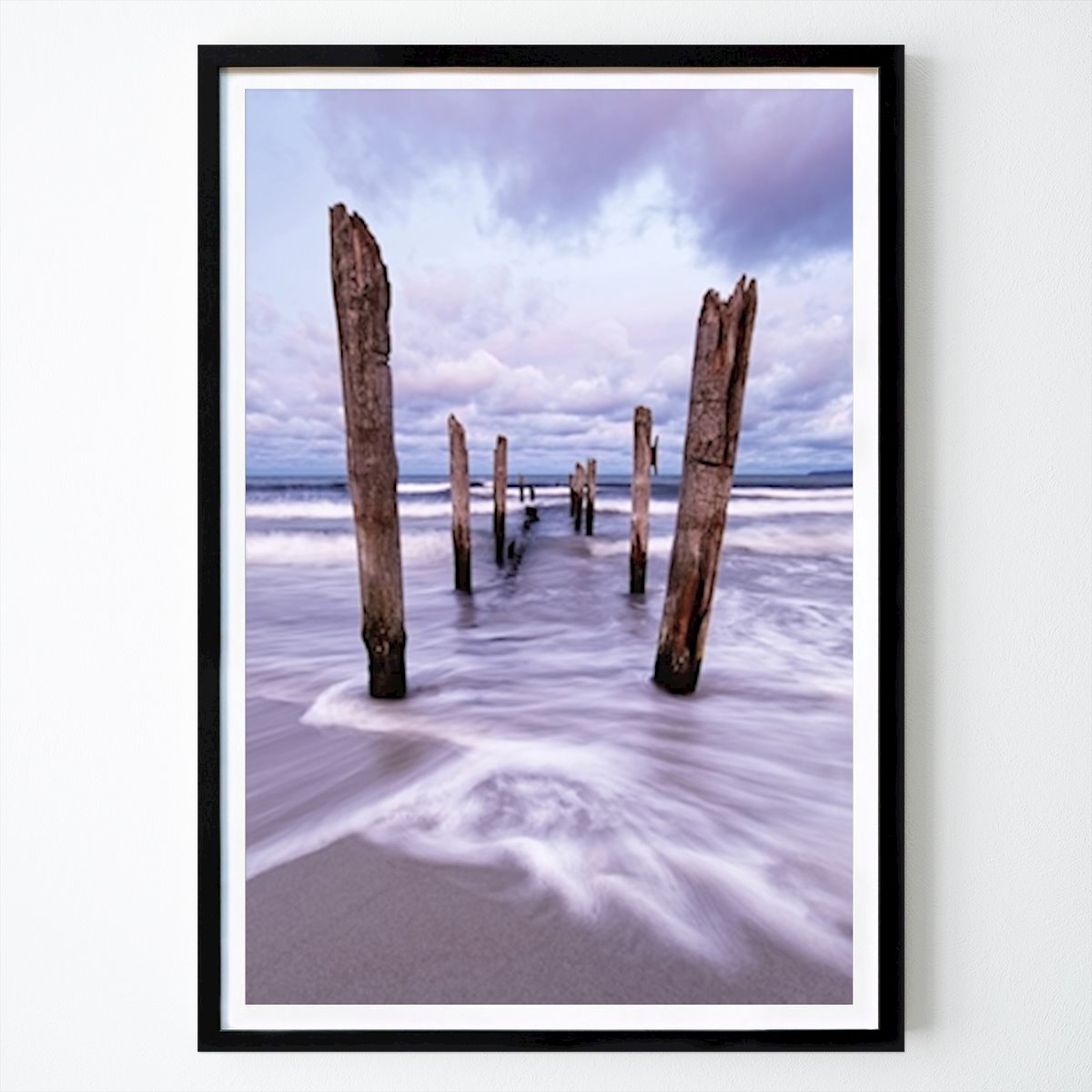 Poster: Holzstangen am Strand von Ralf Lehmann von Printler