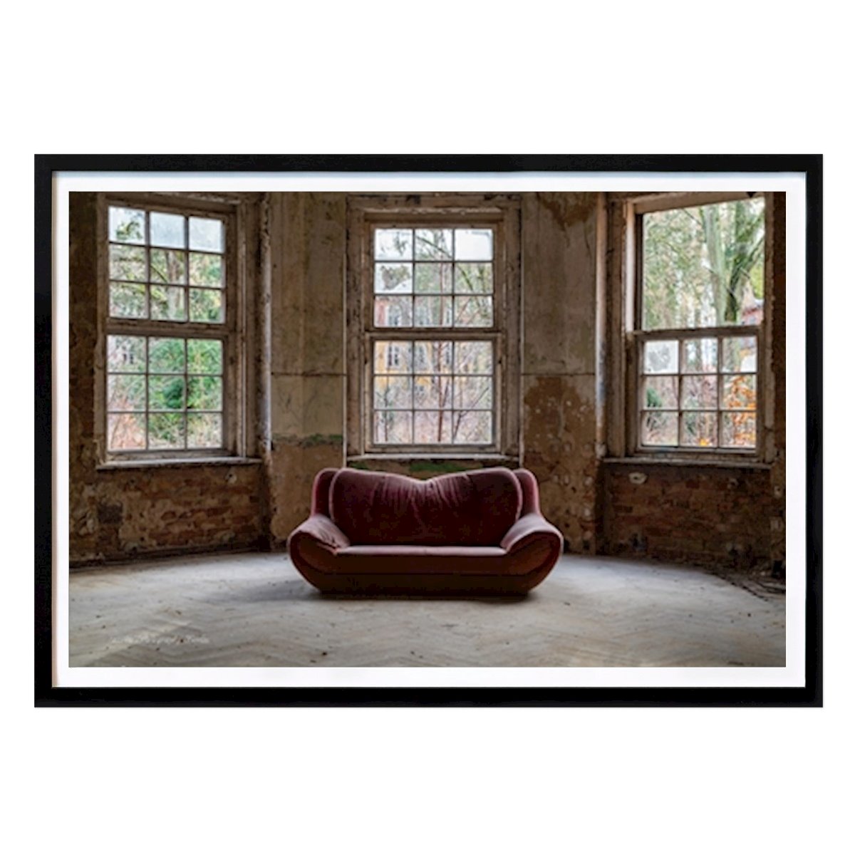 Poster: Rotes Sofa an einem Lost Place von Birgit Ender von Printler