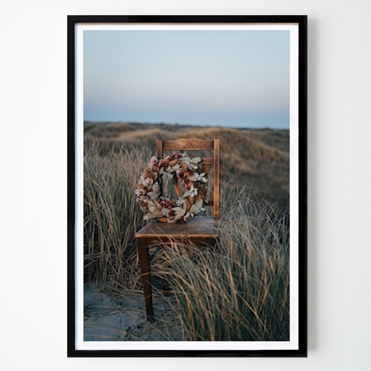 Poster: Stuhl in Dünen von Frau Benne Fotografie von Printler