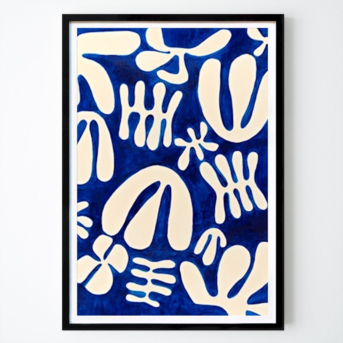 Poster: Weiße und blaue Blumen von Marisol Evora by The Artcircle von Printler