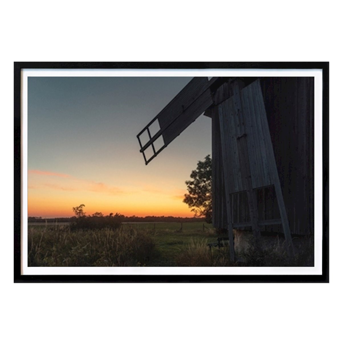 Poster: Windmühle, Bank, Sommernacht von Henrik Sjöberg von Printler