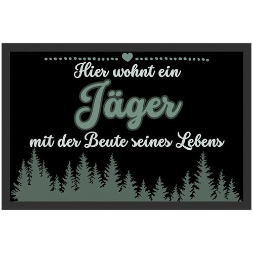 Printparade Hier Wohnt EIN Jäger Mit Der Beute Seines Lebens Liebe Beziehung Hobby Beruf Jagen Jagd Wortspiel Zusammenziehen Hochzeit Geschenk Fußmatte von Printparade