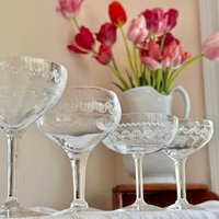 Antike Nadel Etch Kleeblatt Champagner Gläser Set Mit 4 Verschiedenen Cocktails Mix Match Mismatched von PriorTime