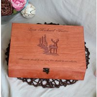 Personalisierte Gravierte Erinnerungsbox Mit Namen Und Hirsch Im Wald, Baby-Zeitkapselbox, Weihnachtsgeschenkbox, Andenkenbox, Schmuckbox von PrisadPersonalDesign