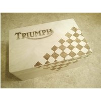 Große Hölzerne Erinnerungs -/Erinnerungsbox, Graviert Personalisierte Truiumph, Fahrrad, Handgebrannte Pyrographie Super Bike, Grandma von PriscillasLetterBox