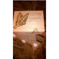 Personalisierte Große Hölzerne Erinnerungsbox Wunderschöne Schmetterlingsflügel Und Träume, Erinnerungsbox, Graviert von PriscillasLetterBox