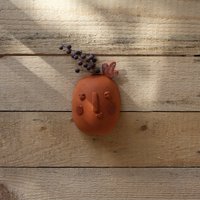 Handgemachtes Rotes Gesicht Keramik Wandpflanzer Innenhängendes Dekor Handgemachtes Rotes Gesicht Keramik Wandpflanzer Innenhängendes Dekor von PrizCeramic