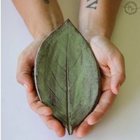 Große Blatt Keramik Seifenschale, Handgemachte Keramik, Blattabdruck, Benutzerdefinierte Löffel Ablage, Badezimmer Akzent, Küchenutensil von ProdigalPottery