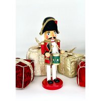 Nussknacker Mit Großer Roter Jacke Und Grüner Trommel 15-Zoll-Weihnachtsnussknacker Aus Holz Nussknacker Mit Großer Roter Jacke Und Grüner Trommel 15-Zoll-Weihnachtsnussknacker Aus Holz von ProductsPlus1