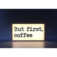 Coffee Lightbox - But First, Coffee Küche, Restaurant Bar Zitat Batteriebetrieben Leuchtschild von Project121