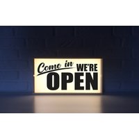 "Komm, Wir Sind Offen - "Come in We're Open"-Schild, " von Project121