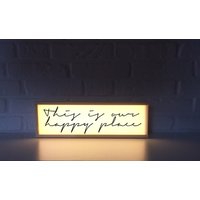 Leuchtkasten Mit Spruch - This Is Our Happy Place Leuchttafel Leuchtschild Einweihungsgeschenk Geschenk Für Neues Zuhause Lampe Leuchtkasten Mit Spruch - This Is Our Happy Place Leuchttafel Leuchtschild Einweihungsgeschenk Geschenk Für Neues Zuhause Lampe von Project121