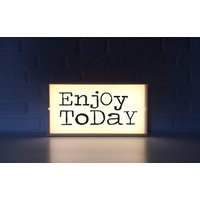 Leuchtkasten Mit Zitat Enjoy Today, Batteriebetrieben - Positiver Spruch Inspirierende Zitate Lightbox Oder Leuchtschild Wohndekor Ladendekor von Project121