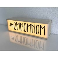 Lightbox Omnom - #omnomnom Küchenschild Küchendeko Leuchtbox Küche Instagram Deko Lightbox Omnom - #omnomnom Küchenschild Küchendeko Leuchtbox Küche Instagram Deko von Project121