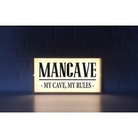 Mancave Schild - Lightbox Meine Höhle, Mein Regeln Lichtbox Geschenk Für Ihn Mann Mankave Deko Mancave Schild - Lightbox Meine Höhle, Mein Regeln Lichtbox Geschenk Für Ihn Mann Mankave Deko von Project121