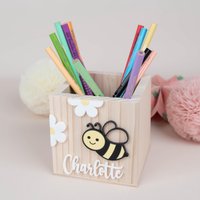 Personalisierter Stiftehalter Aus Holz, Stiftebecher Biene, Einschulung Geschenk, Schulkind Schultüte Abschiedgeschenk Personalisierter Stiftehalter Aus Holz, Stiftebecher Biene, Einschulung Geschenk, Schulkind Schultüte Abschiedgeschenk von ProjectBowShop