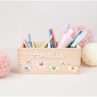 Personalisierter Stiftehalter Schmetterlinge , Schreibtisch Organizer Holz Acryl Namen, Einschulung, Geschenk Schulkind Schultüte, Mädchen Personalisierter Stiftehalter Schmetterlinge , Schreibtisch Organizer Holz Acryl Namen, Einschulung, Geschenk Schulkind Schultüte, Mädchen von ProjectBowShop