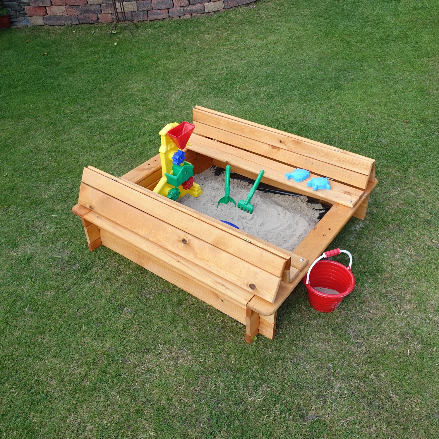 Sandkasten Donald mit klappbarer Abdeckung 100 cm x 100 cm Sandkasten Donald mit klappbarer Abdeckung 100 cm x 100 cm von Promadino