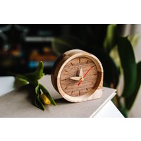 Hölzerne Moderne Tischuhr, Kleine Schreibtischuhr, Holzuhr Für Den Schreibtisch, Schreibtischorganisation, Geschenk Papa, Weihnachtsgeschenk Ihn von PromiDesign