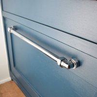 Industrieller Chrom-Pull | Lang. Schubladenzug. Schrank-Hardware. Moderner Küchenschrank Pull. Küchentürgriff von ProperCopperDesign