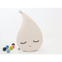 Beige Regentropfen Kissen Mit Pompom Für Kinderzimmer Dekor, Baby-Dusche-Geschenk-Idee Verträumte Gender Neutral Säugling Zimmer Neugeborenen Bett von ProstoConcept