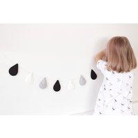 Regentropfengirlande Geschenk Für Kind Perfekt Als Monochrome Dekoration von ProstoConcept