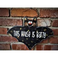 Bart This Place Is Batty Niedliche Halloween Fledermaus Türschild Türhänger Kranz Akzent Holzwandschild Dekor Originaldesign 14, 5 "Breit von Puddlesticks
