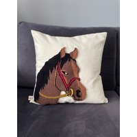 Handgefertigter Boho Kissenbezug Mit Pferd Punch Needle Stickerei von PunchSimple