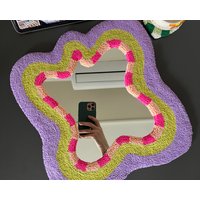 Punch Needle Färbung Spiegel, Niedlicher Geschenk Housewarming Geschenk, Wandbehang, Getufteter Wandspiegel Punch Needle Färbung Spiegel, Niedlicher Geschenk Housewarming Geschenk, Wandbehang, Getufteter Wandspiegel von Punchisem