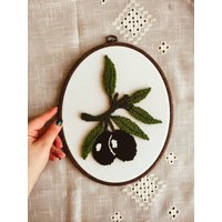 Handgemachte Punchneedle Olivenzweig Wandbehang Boho Dekor von Punchstag