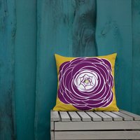Deep Purple Ranunculus Werfen Kissen von PunkyBloomster