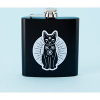 Mystic Mog Edelstahl-Flachmann - Schwarz // Niedlicher Rosa Metall-Flachmann, Alkoholflasche, Frech, Wichtelmann Punky Pins von Punkypins