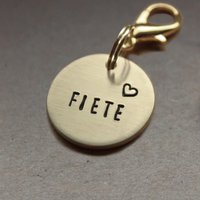 Hundemarke Gold Kleines Herz, Messing, Geprägt Mit Telefonnummer von PunzeUndPerle