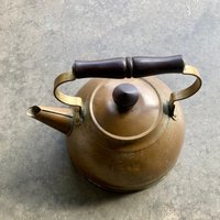 Antike Kupfer Bronze Teekessel Stub Auslauf Teekanne/Kaffeekanne Holzgriff Ayurveda Holistic Living Rustikale von Purana