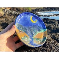 Hawaii Wasserfall Deko Teller, Food Safe - Handgemachte Keramik Kunst Schale Mond Gesicht, Berg, Tal, Bäume, Wiese, Nachtszene, Natur von PureBlissHawaii