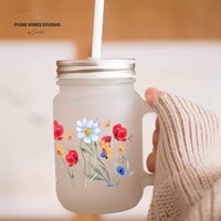 Cocktailglas Mit Blumenwiese - Sommer Trink Glas Strohhalm & Deckel, Geschenk Für Freundin Frauen, Mason Jar Floraler Illustration von PureVibesStudiobyS
