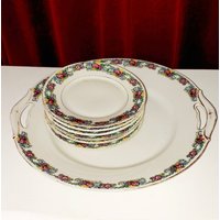 Gebäckset Mit 1 Großen Schale Und 6 Kleineren Tellern Aus Königszelt Schlesien Verziert Blumen Goldenen Linien Vintage 20Er Jahre Gebäckset Mit 1 Großen Schale Und 6 Kleineren Tellern Aus Königszelt Schlesien Verziert Blumen Goldenen Linien Vintage 20Er Jahre von PurpleRosesAntiek