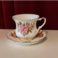 Kopf Und Untertasse Der Royal Ascot Serie Rose Basket Verziert Mit Schönen Rosen Goldlinien Aus Den 60Er Jahren Kopf Und Untertasse Der Royal Ascot Serie Rose Basket Verziert Mit Schönen Rosen Goldlinien Aus Den 60Er Jahren von PurpleRosesAntiek
