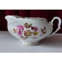 Seltene Soßenschale Oder Kanne Von Epiag Df Tschechoslowakei Um 1946 Mit Farbigen Blumen Und Goldenem Griff Linien Verziert von PurpleRosesAntiek