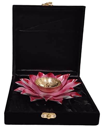 Purpledip Metall Diya Deepak Rose: Festival Öllampe Deepam Dekor in klassischer Samt-Chenille-Geschenkbox (12596) von Purpledip