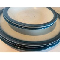 Blauer Pazifik Wedgwood - Ofen Zum Tisch, Made in England Teal Blue On Oatmeal Coloured Glaze von PurposefulRia