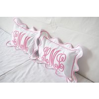 Personalisierte Ausgebogt Und Rand Monogramm Kissen Sham | 1Er-Set 100% Baumwollsatin Luxury Hotel Collection 400 Tc von PushpLinen