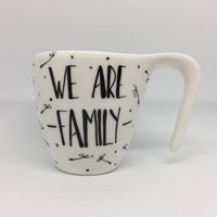 We Are Family-Handbemalte Tasse Mit Spruch We Are Family-Handbemalte Tasse Mit Spruch von Pustebloom