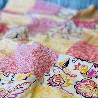 Kuschelige Minky Patchworkdecke Für Baby Mädchen - Frühling Floral in Rosa Und Gelb von Puttsow